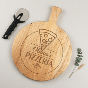 Graviertes Pizzabrett mit Pizzafingern, perfekt personalisiert zum Servieren und Schneiden von Pizza.