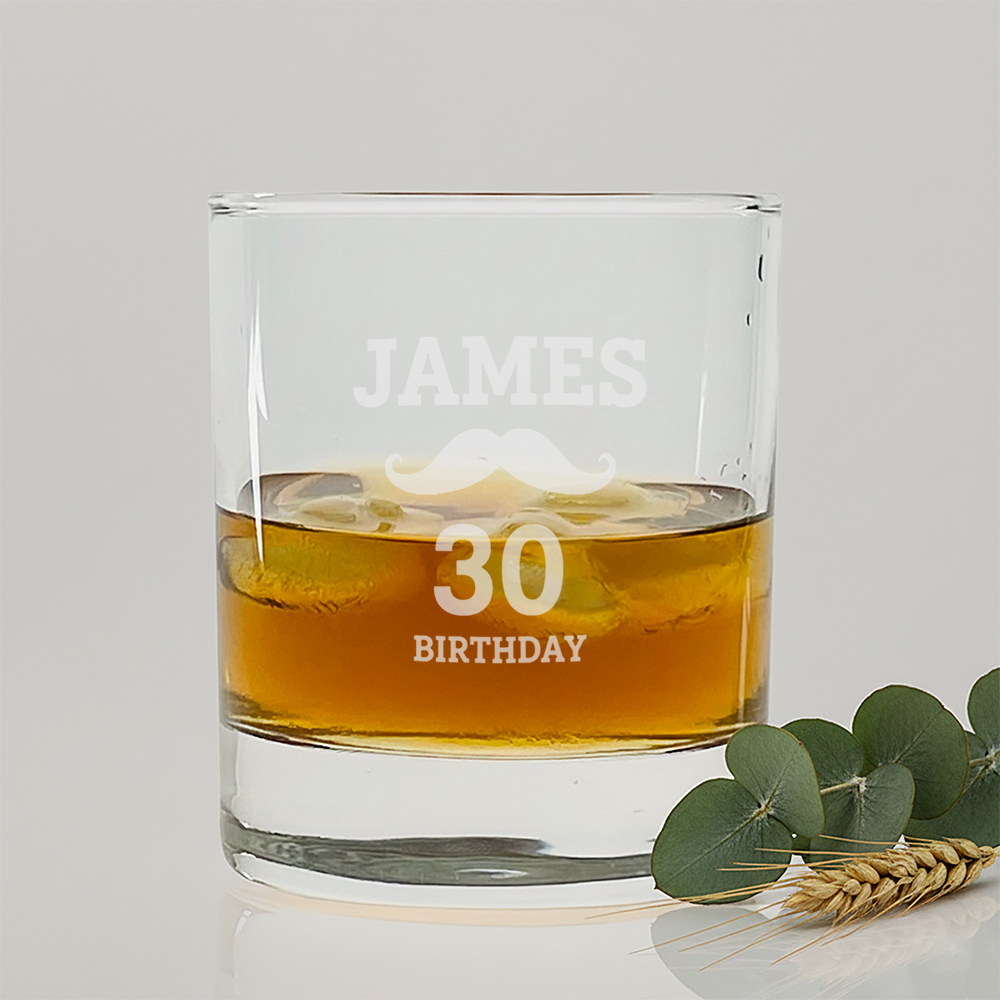 Gravieren Sie ein Whiskeyglas Mit Gravur mit Ihrem eigenen Design, ideal für einzigartige Geschenke.