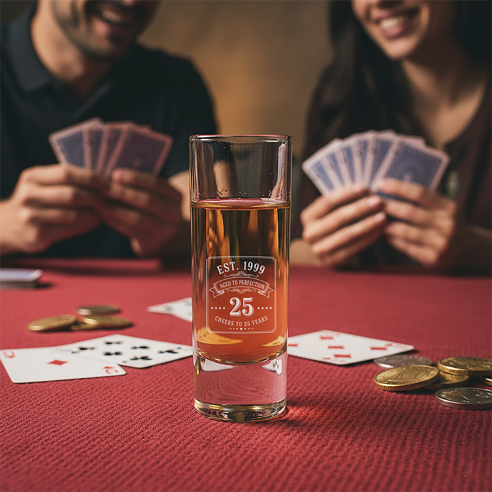 Schnapsglas Produktfoto neue Pokerstimmung | Personalisierte Geschenke Graviertes Schnapsglas mit Jubiläumsmotiv in Pokerfassung