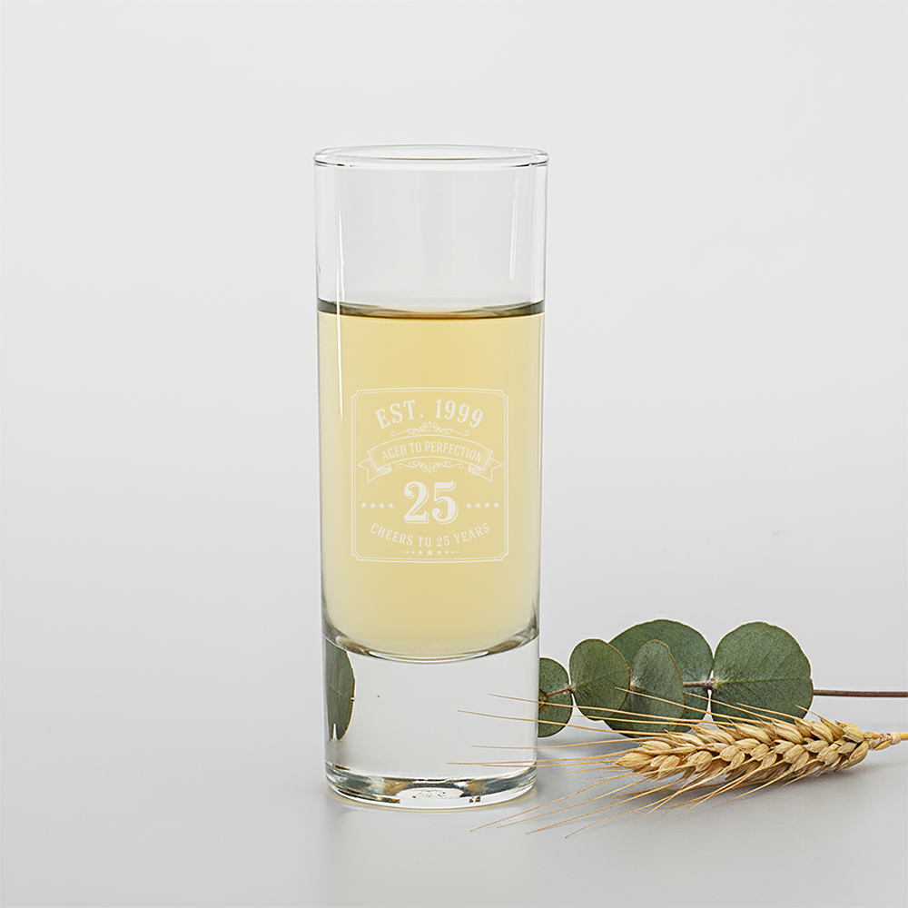 Schnapsglas Produktfoto neu | Personalisierte Geschenke Schnapsglasgravur mit Datum 1999 und Jubiläumsdesign