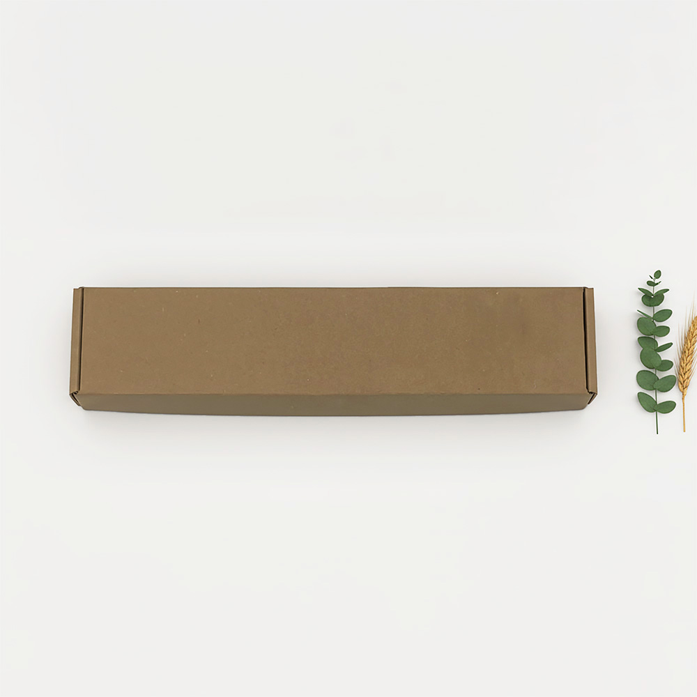 Generiertes Bild 23. Januar 2026 12 22PM 1 | Personalisierte Geschenke Geschlossene braune Pappschachtel für graviertes Tortenbesteck oder Tortenmesser, auf hellem Hintergrund.