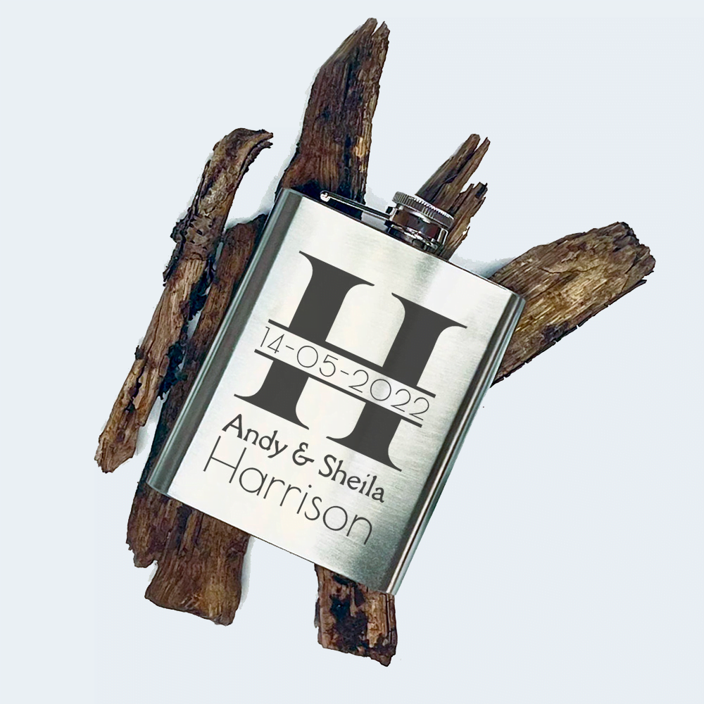 Flachmann mit Gravur in Silber, ideal für personalisierte Geschenke mit Ihrem eigenen Design oder Logo.
