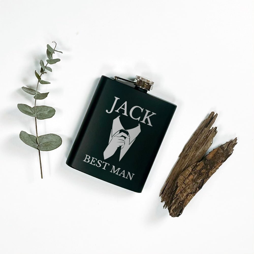 Gravierter mattschwarzer Flachmann, ideal für personalisierte Geschenke mit Ihrem eigenen Design oder Logo.