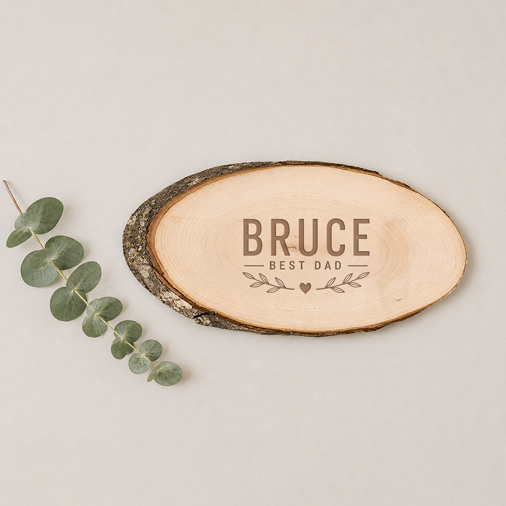 Baumstamm-Gravur zum Vatertag mit Namen Bruce Best Dad