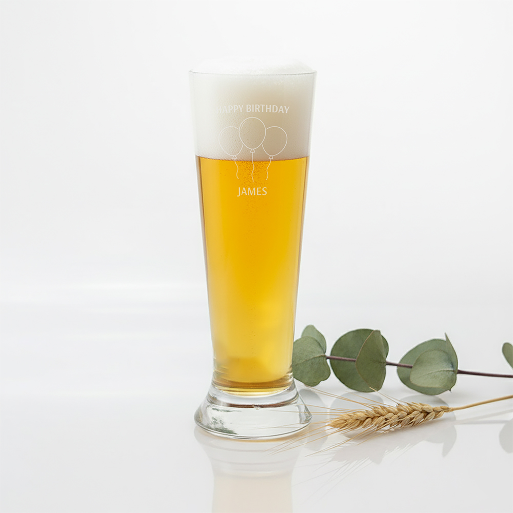 Bierglas Pilsner Gravur neues Produktbild | Personalisierte Geschenke Pilsner Bierglasgravur mit Namen James und Geburtstagsmotiv