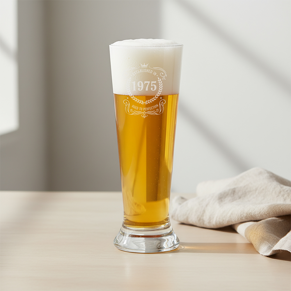 Bierglas Pilsner Gravur neue Stimmung Bild 2 | Personalisierte Geschenke Pilsner Bierglasgravur mit Jahreszahl 1975 in stimmungsvoller Umgebung