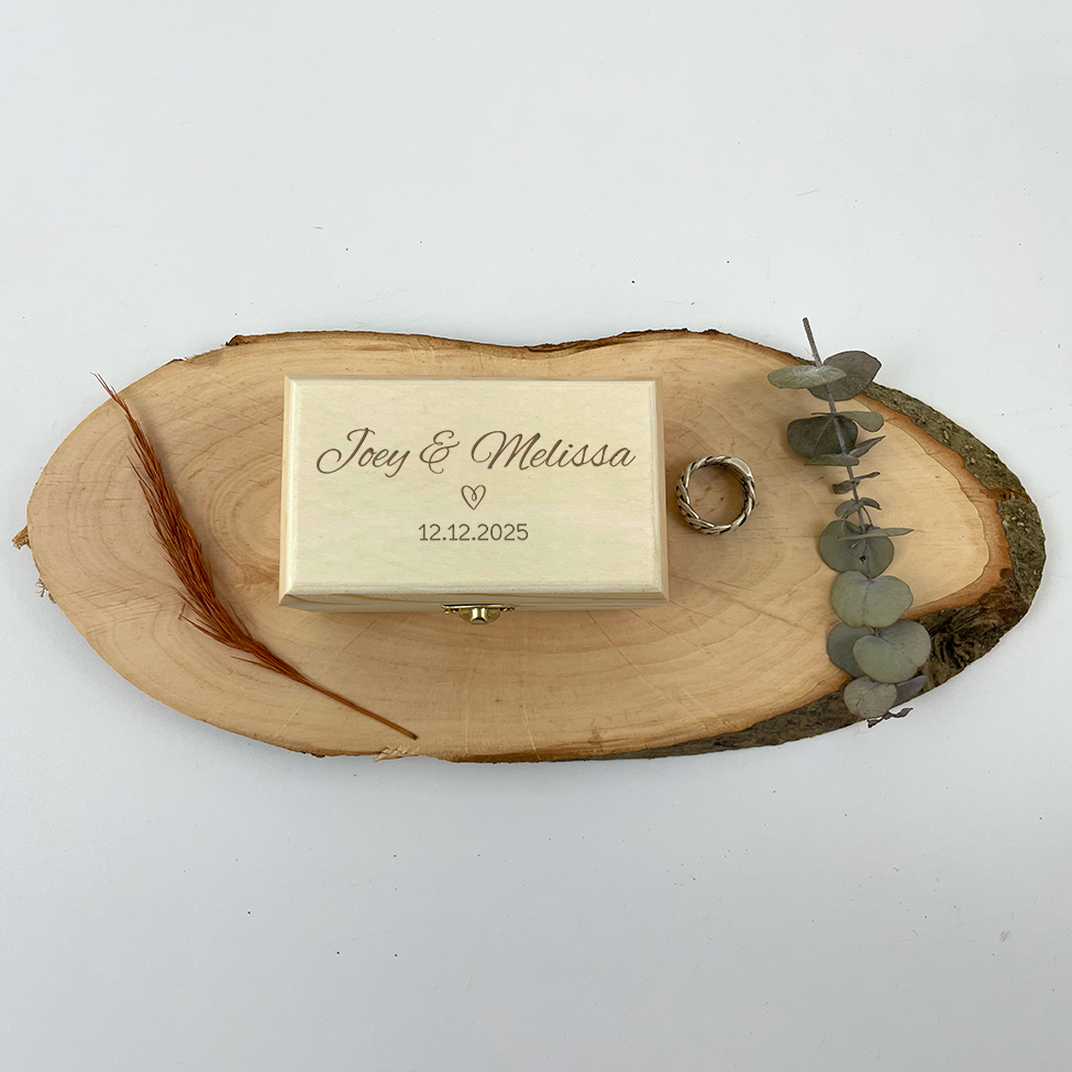 Gravieren Sie eine hölzerne Ringschatulle für ein personalisiertes Hochzeitsgeschenk