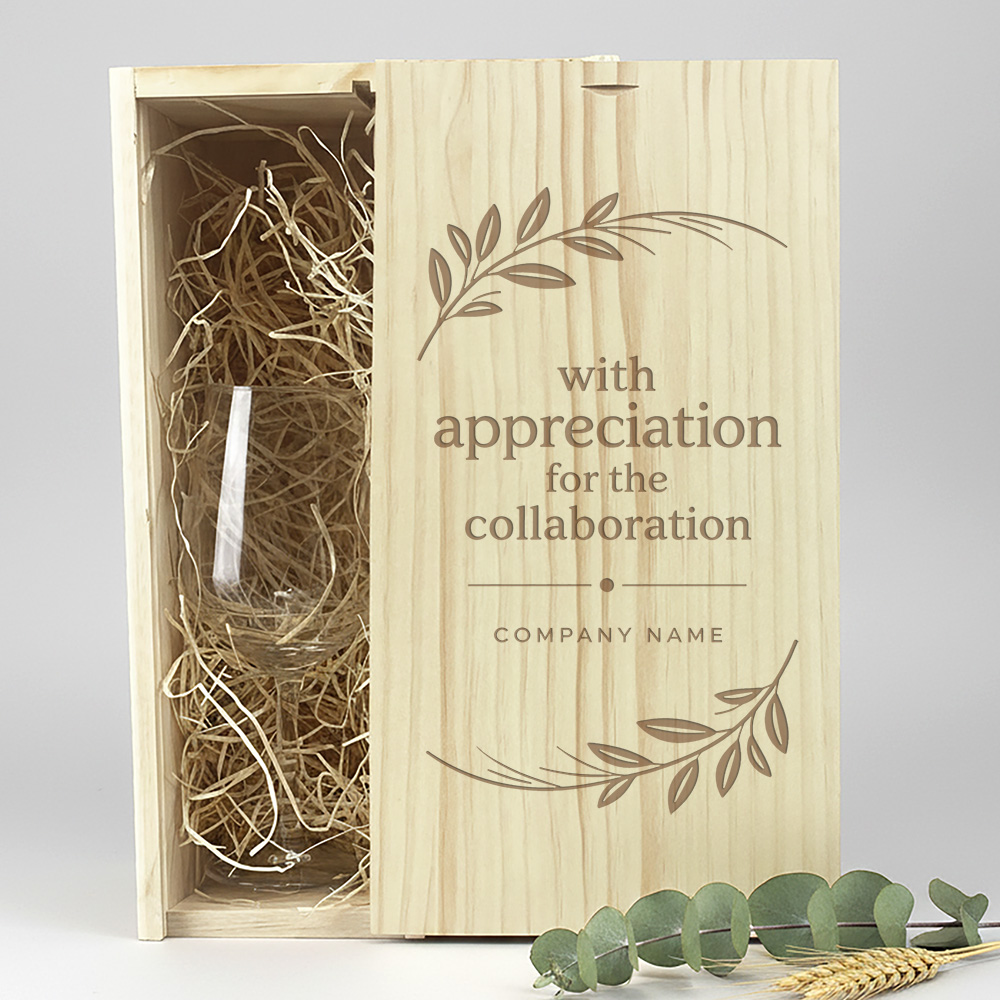 Weinpaket mit graviertem großem Weinglas, zwei Fächer, ideal für geschäftliche und persönliche Geschenke, mit einzigartigem Logo