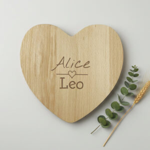 Servierbrett mit graviertem Herz und den Namen Alice und Leo