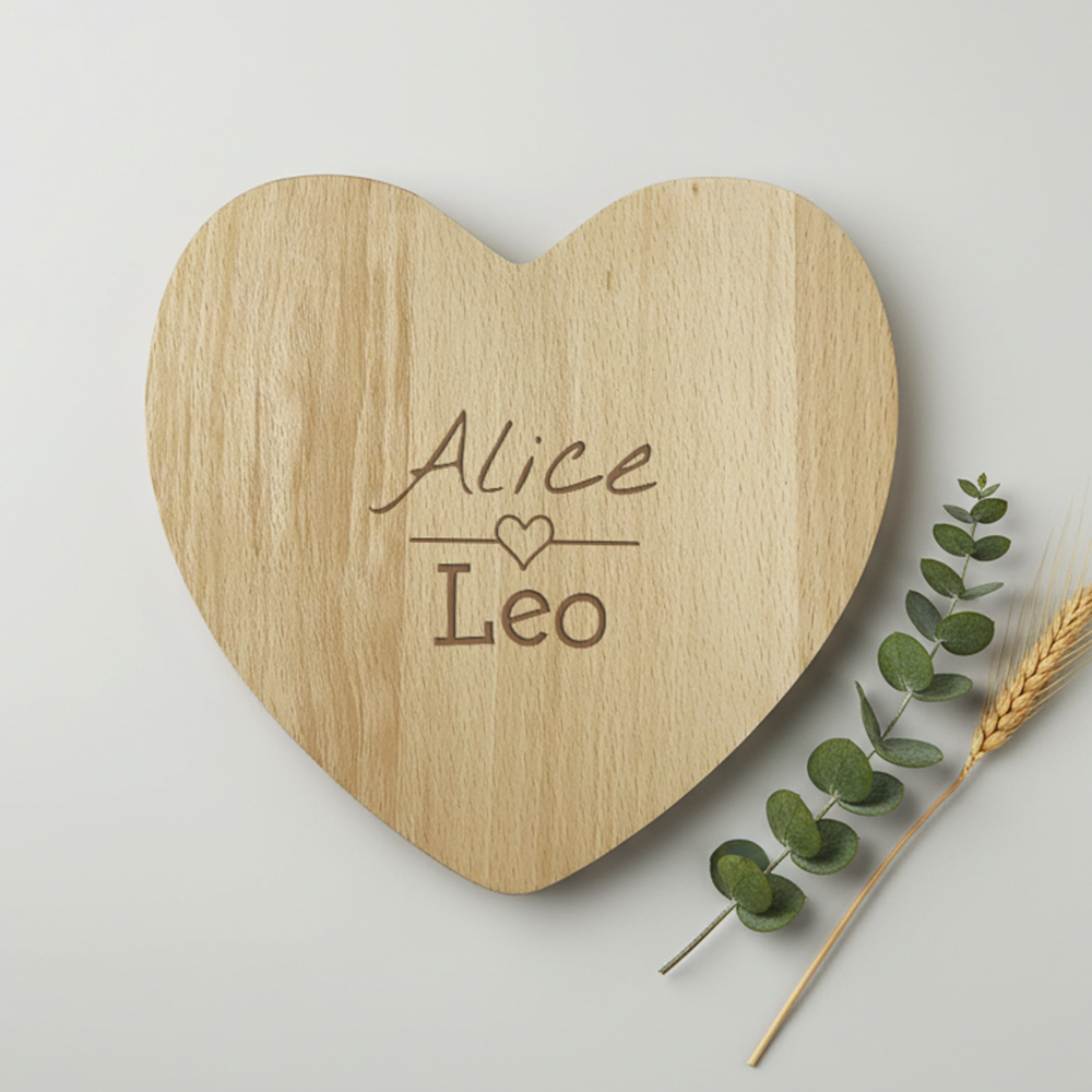 Servierbrett mit graviertem Herz und den Namen Alice und Leo