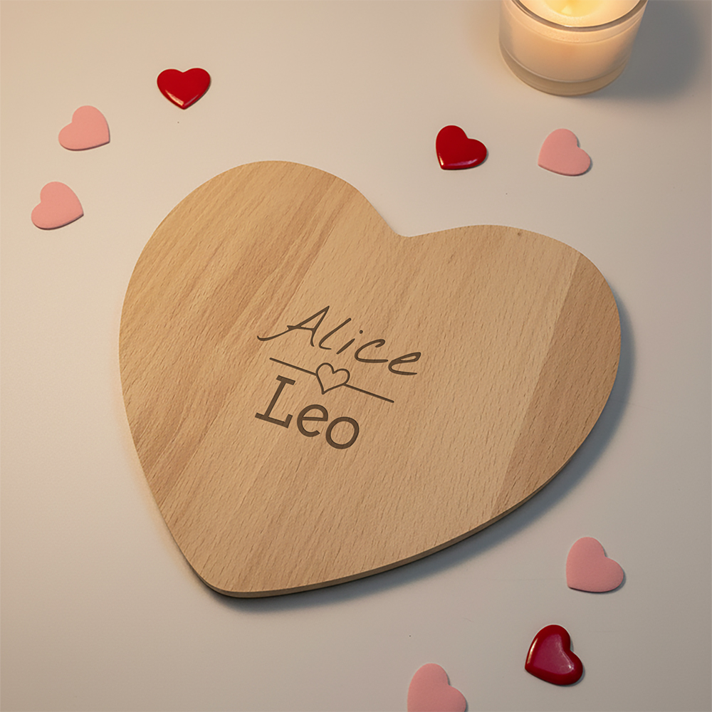 Servierbrett Herz Valentinsstimmung | Personalisierte Geschenke Servierbrett mit Herzgravur und Namen in romantischer Umgebung