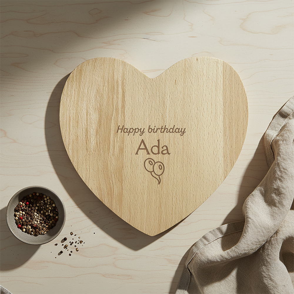 Servierbrett Herz Geburtstagsstimmung neue Version | Personalisierte Geschenke Servierbrett Herzform Gravur mit Snacks und Namen