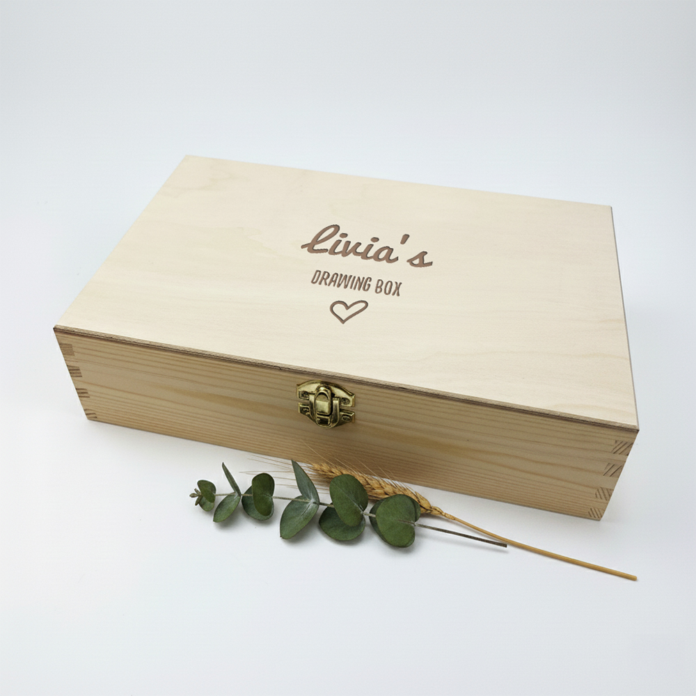 Zeichnungsbox mit Namensgravur auf Holzbox