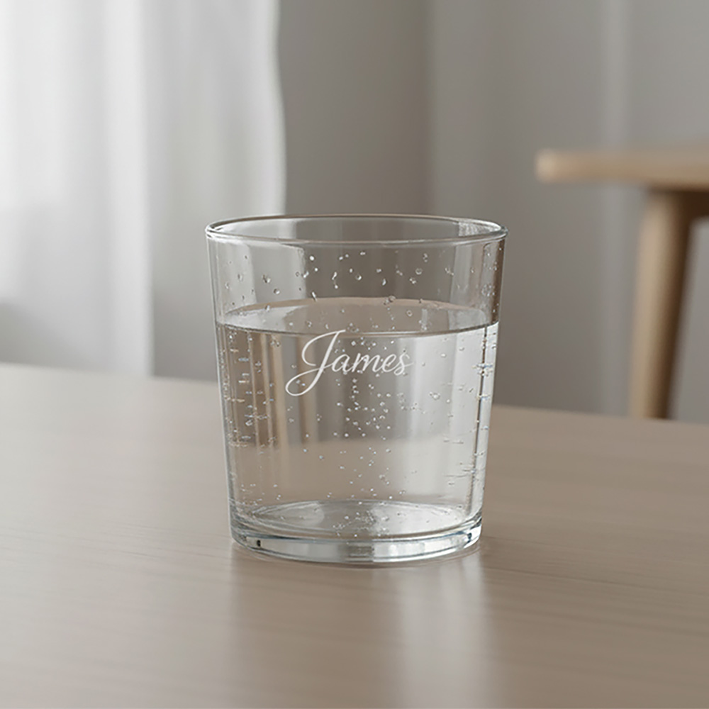 Wasserglas mit Gravur des Namens James